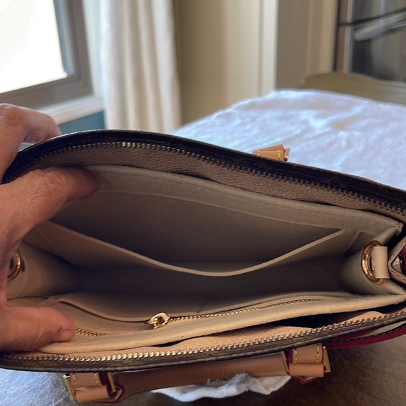 Louis Vuitton Toiletry #26 bah with carrier. - Picture 5 of 10